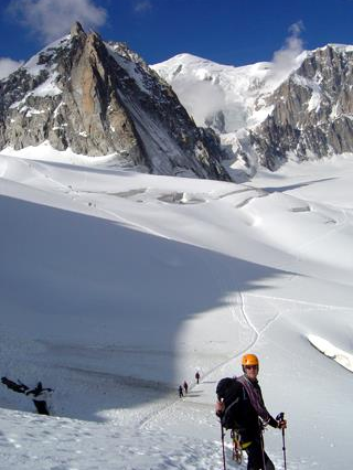 Luke Wills escalando en el Tour du Mont Blanc