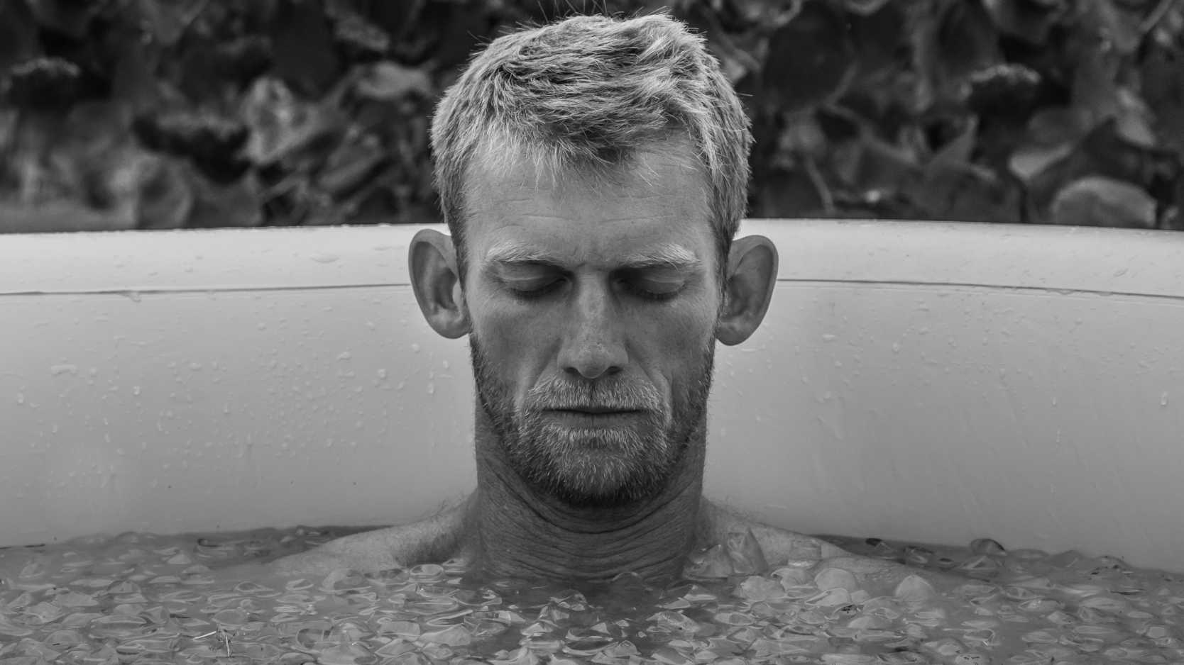 Luke Wills en un baño de hielo durante una experiencia de team building con frío