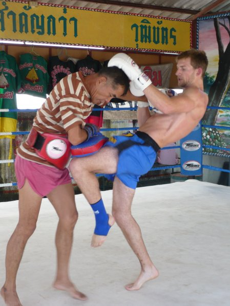 Luke Wills entrenando Muay Thai en Tailandia
