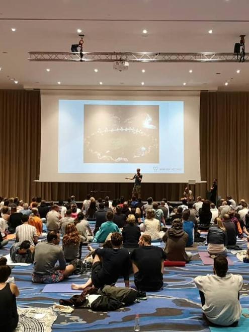 Luke Wills presentando el Método Wim Hof