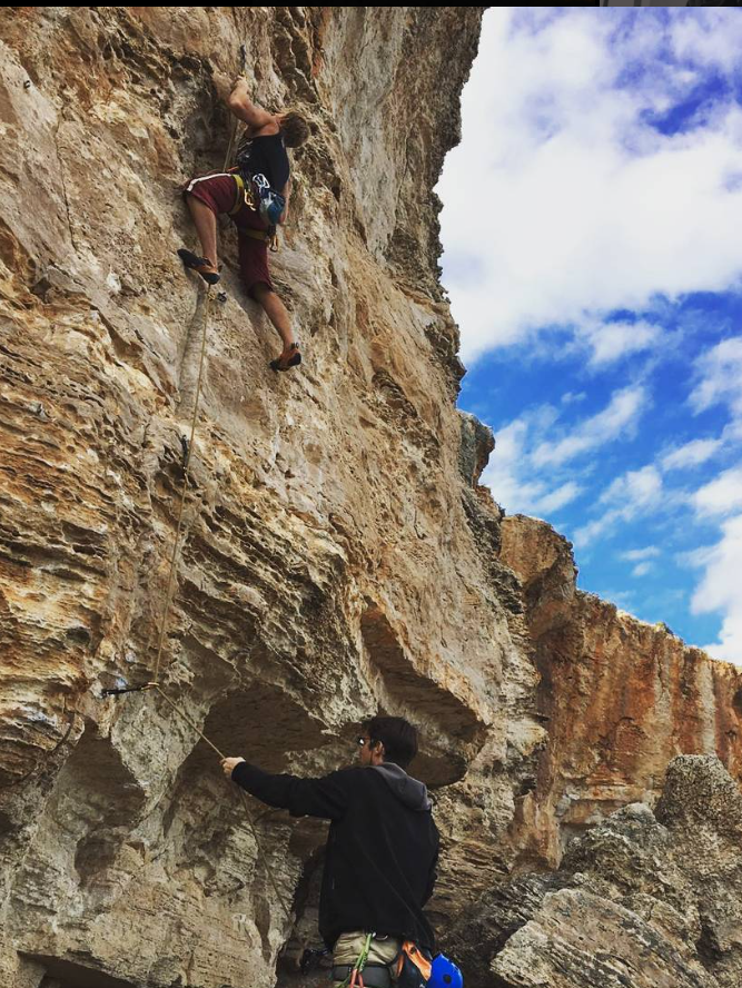 Luke Wills escalando
