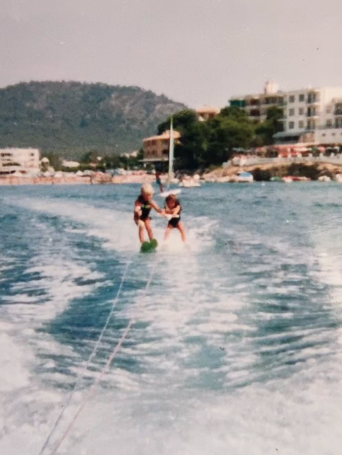 Luke de niño practicando esquí acuático en Mallorca
