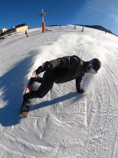 Luke Wills practicando snowboard
