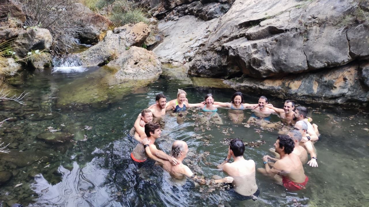 Reconexión: el grupo en círculo en la poza
