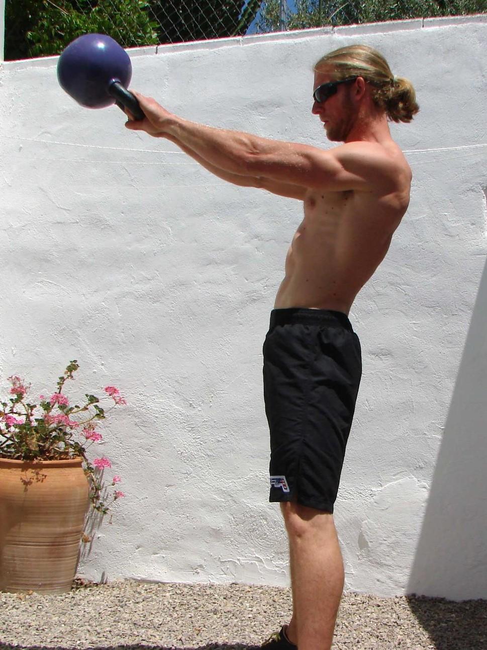 Luke Wills en la parte alta del swing con kettlebell